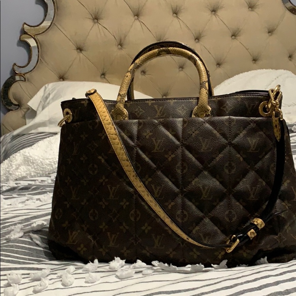 Louis Vuitton  Exotique Tote GM - Picture 4 of 8